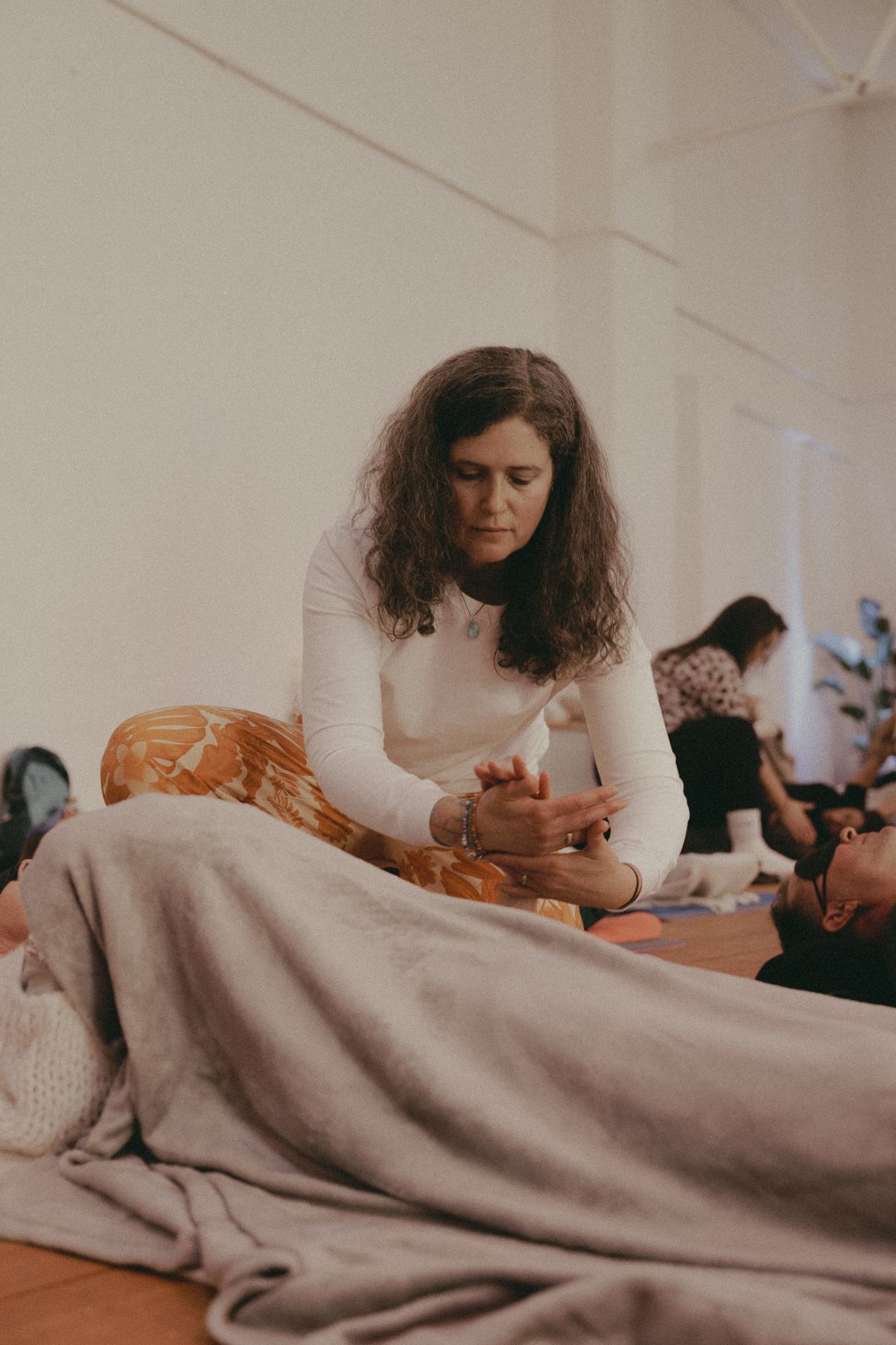 Catharina Maier bei der Arbeit mit einer Klientin